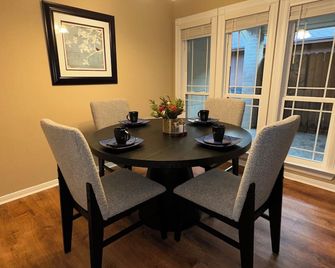 A&C Waterford Cottage # 3 - Victoria - Dining room