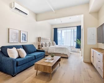 2BR Downtown Suite with Balcony - Montreal - Living room
