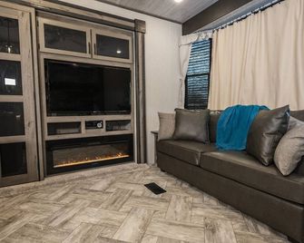Riverfront RV on Medina River/1 Blk off Main/River Yurt Village & RV Park - Bandera - Wohnzimmer