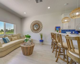Sebring Serenity: Waterfront Retreat w/ Boat Dock! - Sebring - Wohnzimmer