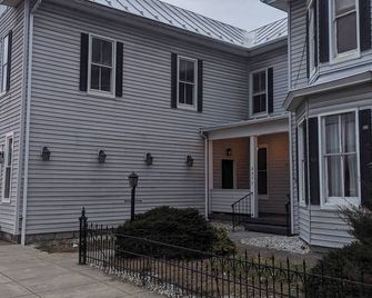 Fully Furnished 1 Bedroom Flat in Historic Downtown New Market - New Market - Gebouw