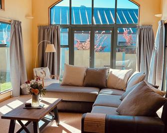 Recharge on the Reserve - Family friendly 4 bedroom in the heart of Cromwell - Cromwell - Living room