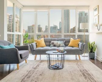 Sunset Beach Walk 2bd+2ba+1prk Yaletown - Vancouver - Living room