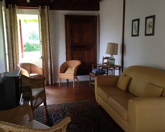 18th Century Cottage Farmhouse with Beautiful View of Dordogne River Valley - Gensac - Sala de estar