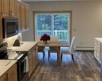Newly Renovated Cabin with Outdoor Furniture in Maine - Topsham - Kitchen