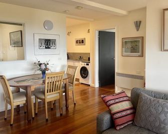 Beachside Taroona with Spa - Sandy Bay - Dining room