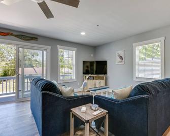 Ocean Isle Beach Vacation Rental about 1 Mi to Pier! - Ocean Isle Beach - Living room