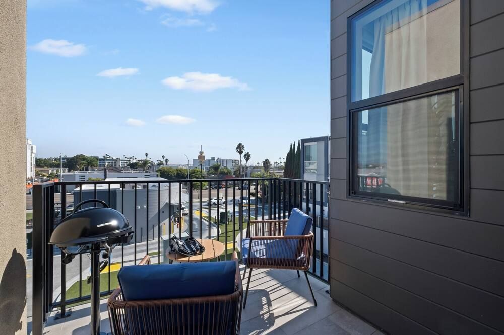 Near Beach & Airport w/King Bed, EV Charger, Free Parking - سان دييغو - شرفة