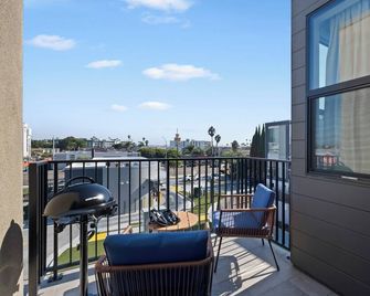Near Beach & Airport w/King Bed, EV Charger, Free Parking - San Diego - Balkong