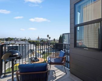 Near Beach & Airport w/King Bed, EV Charger, Free Parking - سان دييغو - شرفة