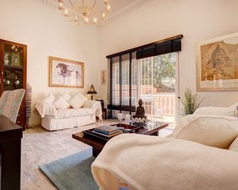 Traditional Townhouse, 4 Bed with Terraces and Private BBQ - Benalmádena - Stue