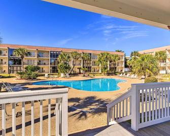 Biloxi Condo with Pool Access - Steps to Beach! - Biloxi - Pool
