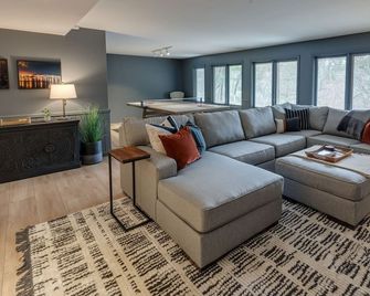 Luxury Retreat - Nestled in the Bluffs - 10 Mins to Downtown - La Crosse - Obývací pokoj