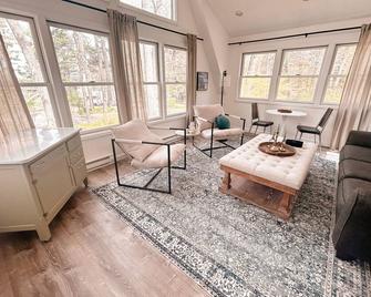 Aframe Lake Hottub, shared pet friendly low fee - Sturgis - Living room