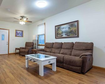 Centrally located in family friendly neighborhood with off street parking. - Дабек - Вітальня