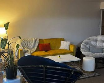 Charming 1-bedroom apartment in Warren - Warren - Living room