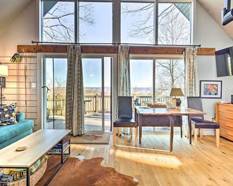 Great Cacapon Cabin w/ Mountain Views - Great Cacapon - Living room