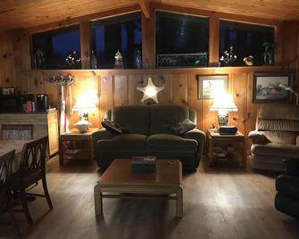 Peaceful River Hideaway - Athens - Living room
