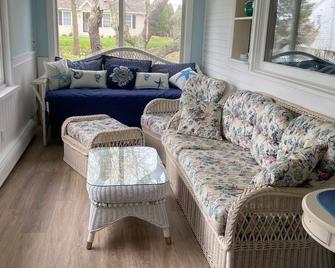 Affordable Dog Friendly Beach Cottage quick walk to the Beach - Plymouth - Living room