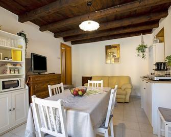 Apartment Casa Dal Vecio Carli With Balcony, Garden & Wi-Fi - Sant'Ambrogio di Valpolicella - Їдальня