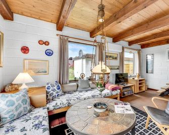 2 Bedroom Lovely Home In Hvide Sande - Hvide Sande - Living room