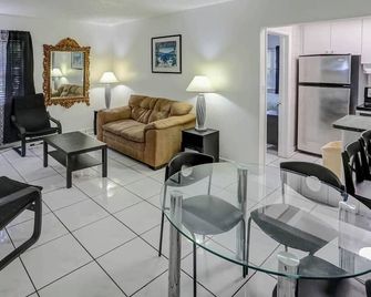 Richard's Motel - Hollywood - Living room