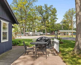 Cozy pet-friendly cabin with dock, firepit, bikes, BBQ - Newaygo - Patio