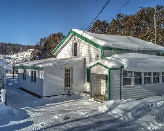 Cool & cosy retreat with private lake, paddleboard / kayaks, trails and firepit - Waterloo - Building