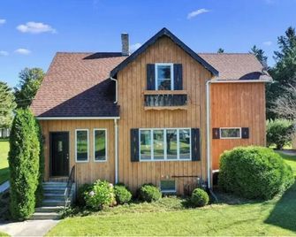 Fire pit, grill, patio, and blocks from Lake Michigan beach! - Kewaunee - Building