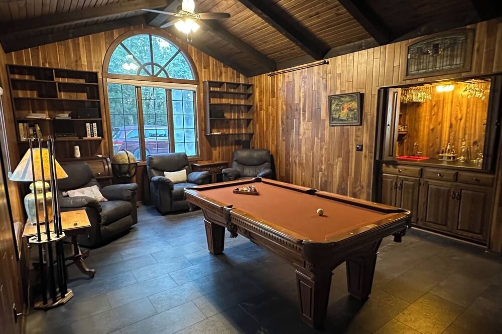 The Castle on Lake Montanis - Indoor Pool & Arcade House - Rice Lake - Lounge
