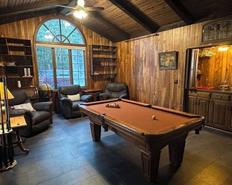 The Castle on Lake Montanis - Indoor Pool & Arcade House - Rice Lake - Lounge