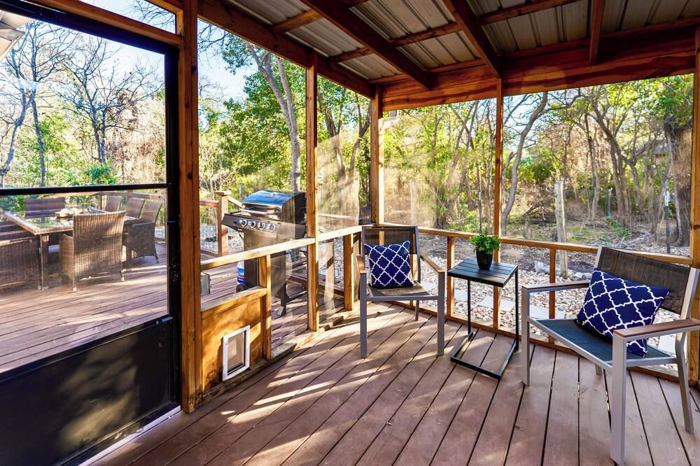 Walk to UT Austin! Charming Duplex w/ Game Room - Austin - Balcon