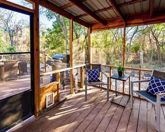 Walk to UT Austin! Charming Duplex w/ Game Room - Austin - Balcon