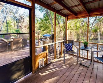 Walk to UT Austin! Charming Duplex w/ Game Room - Austin - Balcon