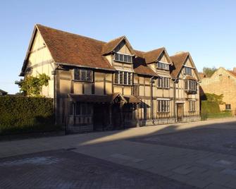 Spacious family friendly cabin sleeps 7, open rural view, set well back off road - Evesham - Building