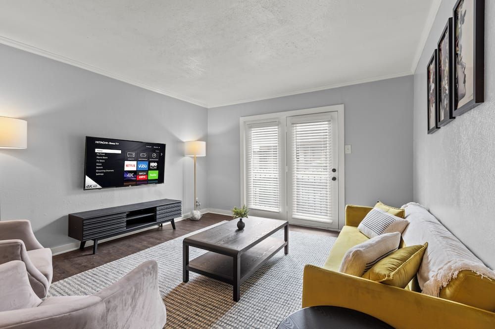 Modern & Cozy | King Bed | Near Airport + Downtown - Dallas - Sala