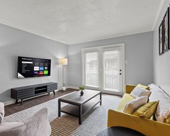 Modern & Cozy | King Bed | Near Airport + Downtown - 達拉斯 - 客廳