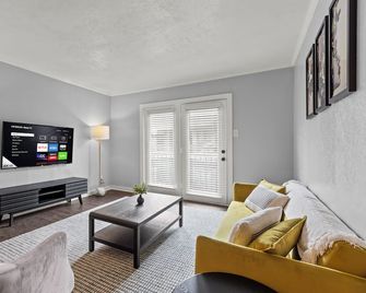 Modern & Cozy | King Bed | Near Airport + Downtown - Dallas - Sala