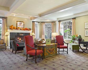 Plaza Inn & Suites at Ashland Creek - Ashland - Living room