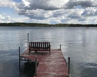 Beautiful 3 Bedroom Cabin at Clear Lake, Alberta. Perfect for kids and boating! - Wainwright