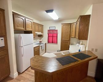 Full house near Yosemite National Park, with spacious rooms and Mountain views. - Coulterville - Cocina