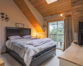 Private Waterfront 4 Season Cottage - Must See! - Lavigne - Habitación