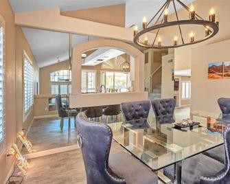 Relaxing Poolside Getaway in Henderson: Sleeps 10 for Ultimate Comfort! - Henderson - Living room