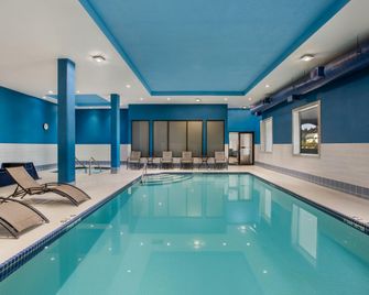 Hampton Inn by Hilton Kamloops - Камлупс - Басейн