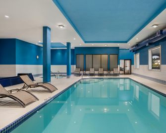 Hampton Inn by Hilton Kamloops - Kamloops - Kolam