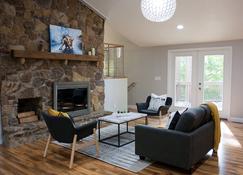 ️️ Modern Wooded Retreat ️️ 6min to Purdue - West Lafayette - Living room