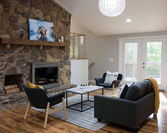 ️️ Modern Wooded Retreat ️️ 6min to Purdue - West Lafayette - Living room