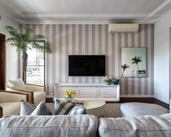 Bilinga Beachfront House - Coolangatta - Olohuone