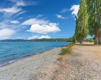 The Kinloch Lake House - 72 steps to the Lake! - Kinloch - Playa
