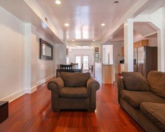 Spacious, Relaxing, 4 Bd 3.5 Ba Home In Petworth! - Washington, D.C.